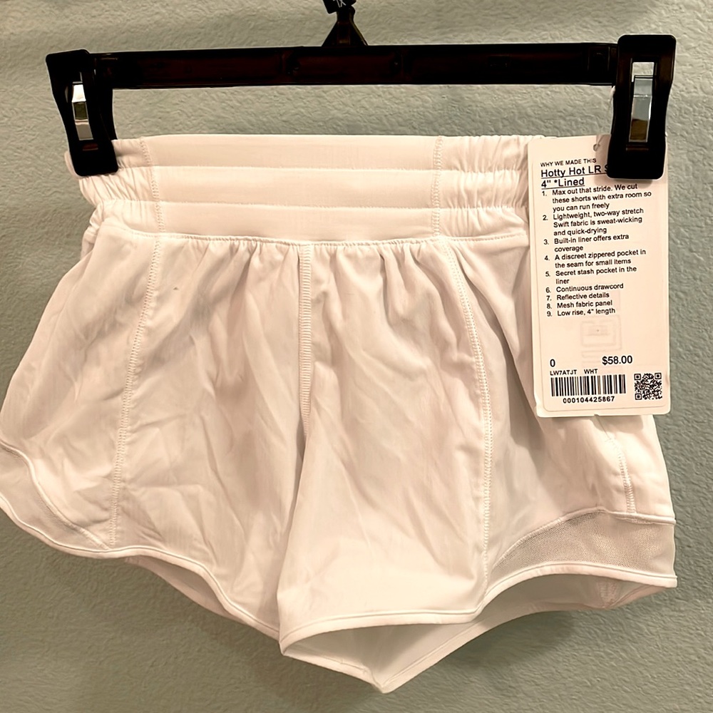 Lululemon white hotty hot shorts Size:0 Length :4”